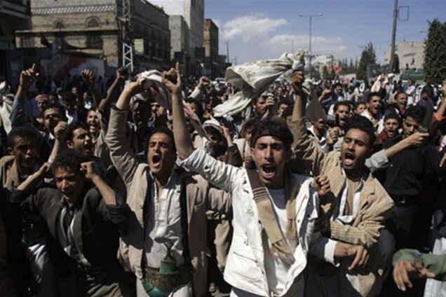 В Йемене снайперы стреляют в протестующих