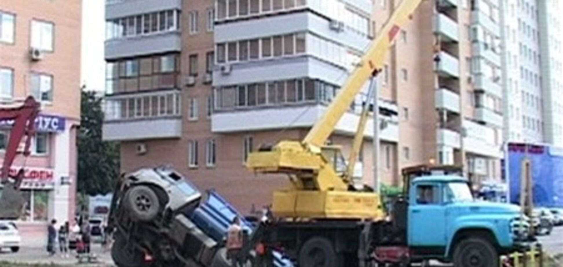 В Харькове автомобиль перевернулся и ушел под землю. Фото