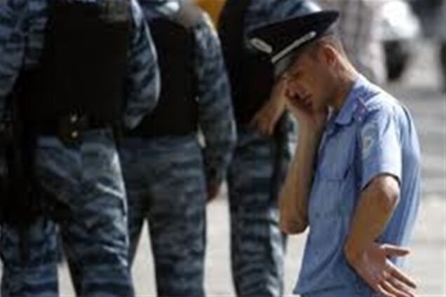 На пятерых харьковских милиционеров завели дело из-за торговли оружием