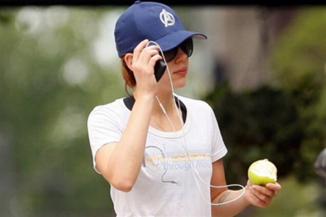 Скарлетт Йоханссон следит за здоровьем: бегает и жует яблоки