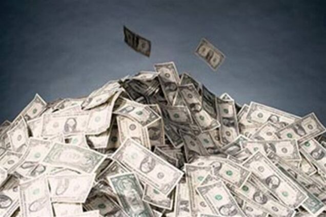 Чоловік грабував банки, щоб провести ніч з дівчиною на ліжку, посипаному грошима