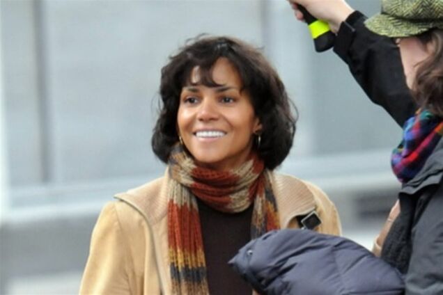 Холли Берри отрастила волосы?