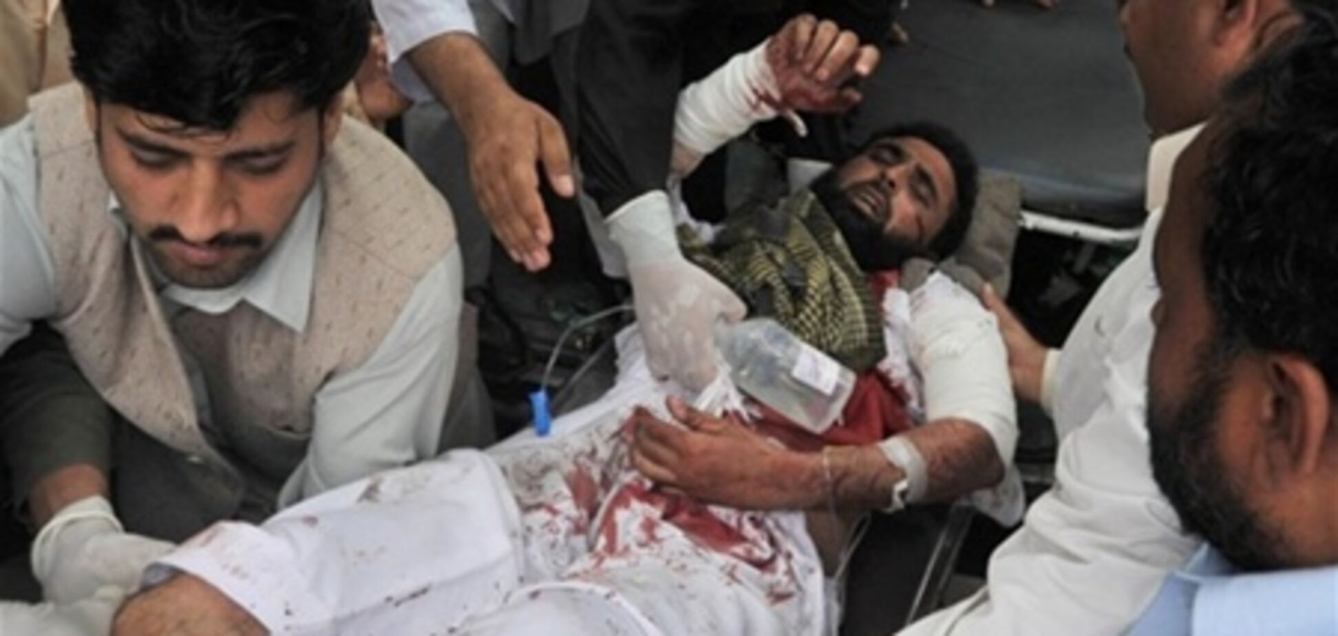 Смертник въехал в полицейский участок в Пакистане: десятки погибших