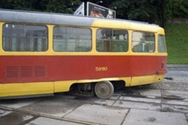 В Харькове, сошедший с рельс трамвай, врезался в жилой дом