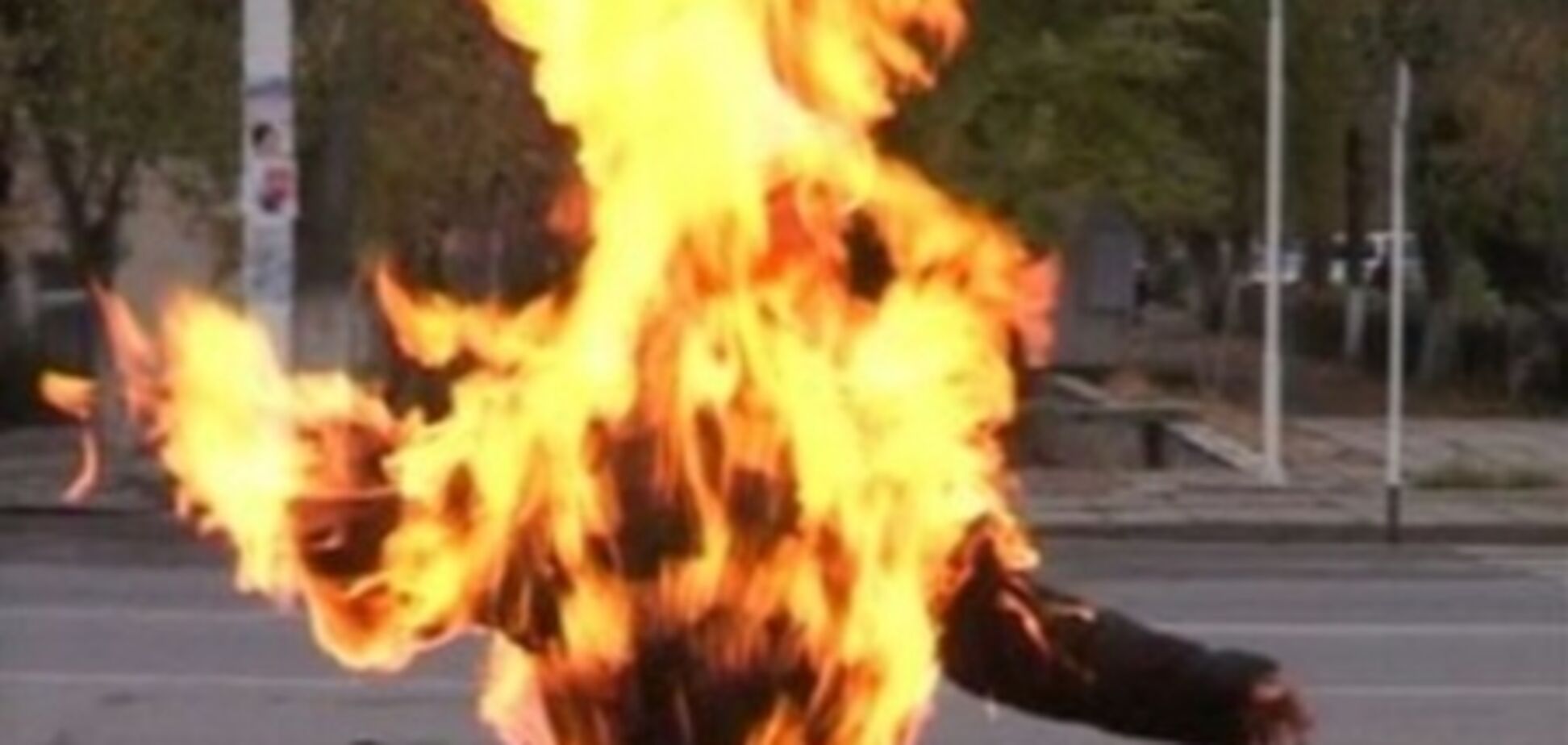 У Львовского облсовета мужчина совершил попытку самосожжения