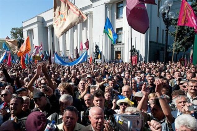 Штурм Рады: 'Беркут' пустил в толпу митингующих слезоточивый газ