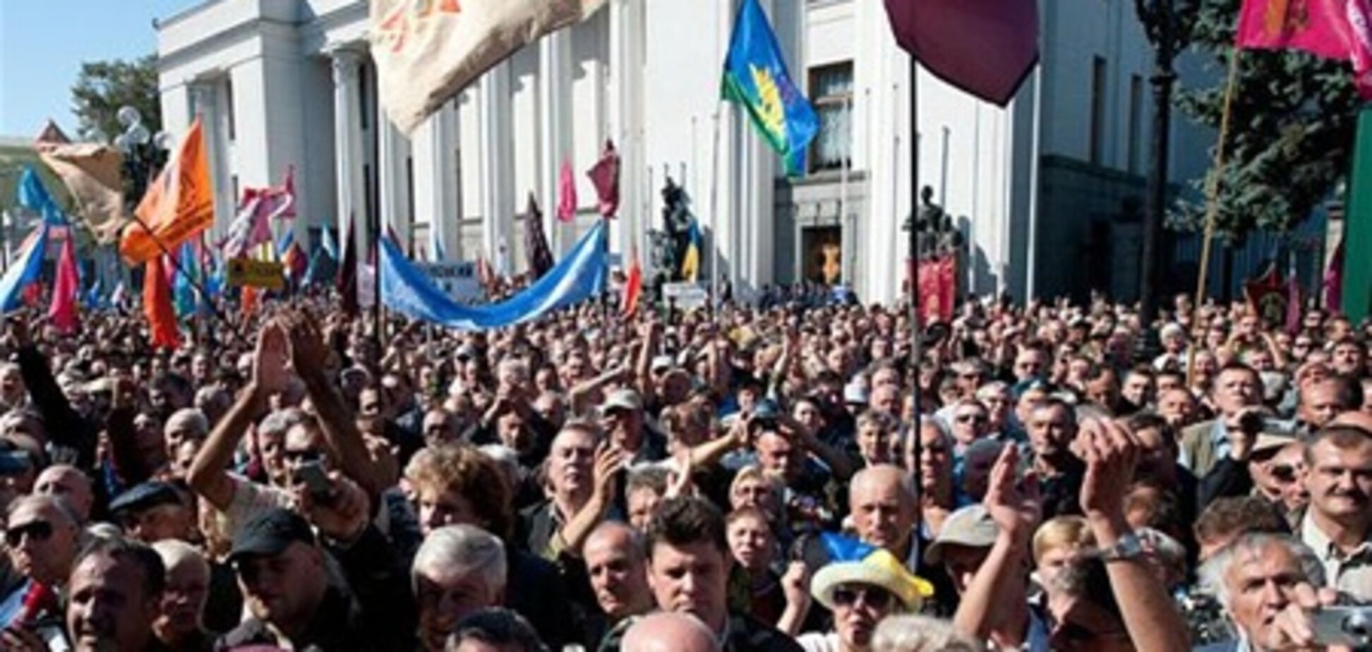 Штурм Рады: 'Беркут' пустил в толпу митингующих слезоточивый газ