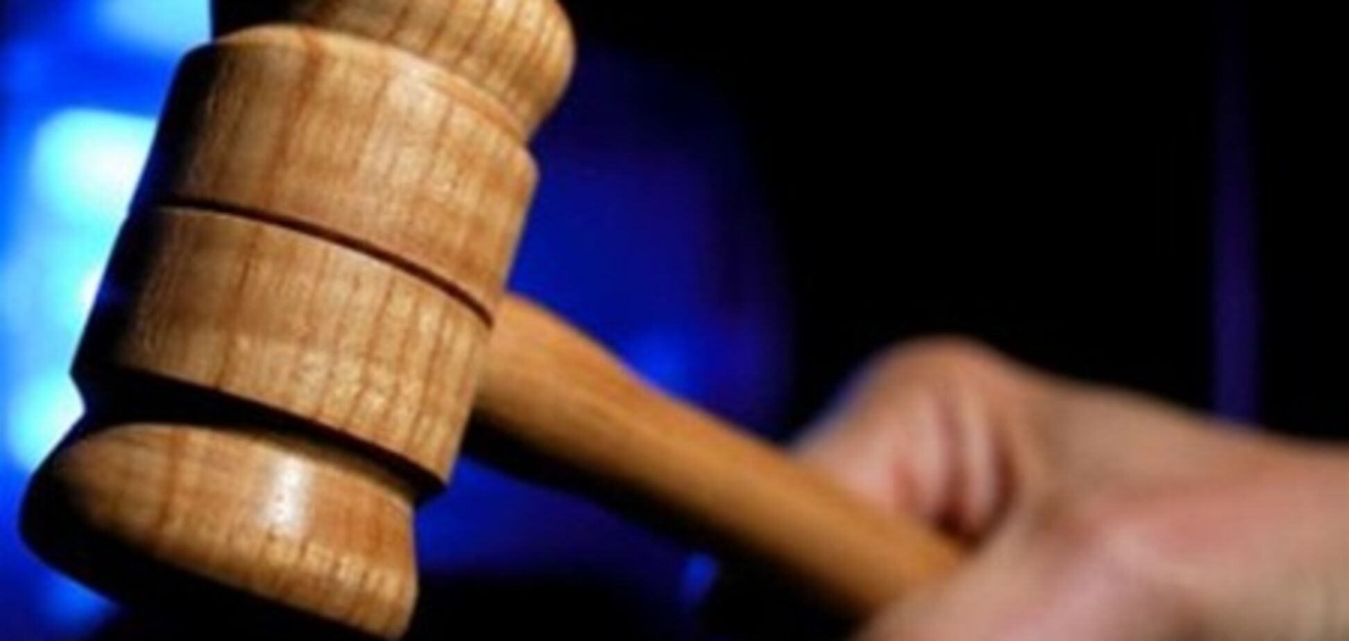 Суд повторно визнав законність арешту пенсіонерки, яка пошкодила вінок президента