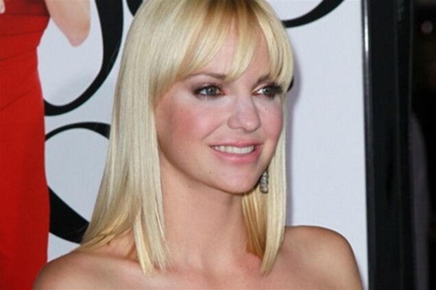 Анна Фэрис с розовыми щечками и в секси платье