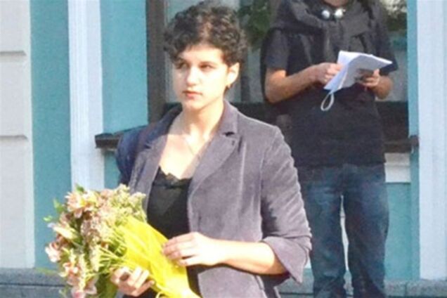 Табачника відшмагала квітами студентка Могилянки. Відео