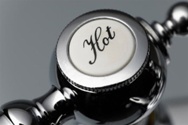 В Киеве коммунальщик подзаработал на горячей воде