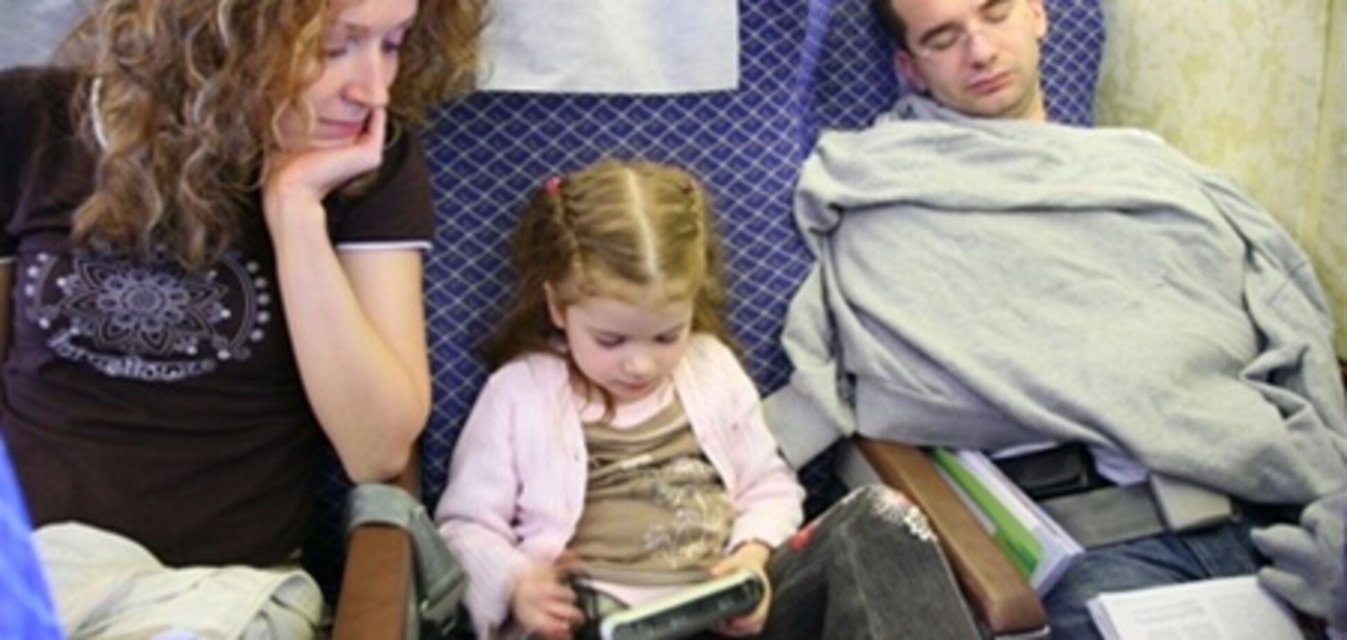 Туристів з маленькими дітьми 4 години протримали в літаку без води