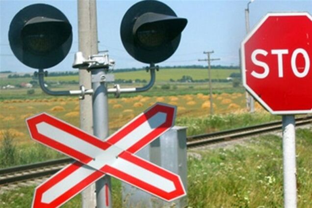 У Донецьку на переїзді автомобіль зіткнувся з тепловозом