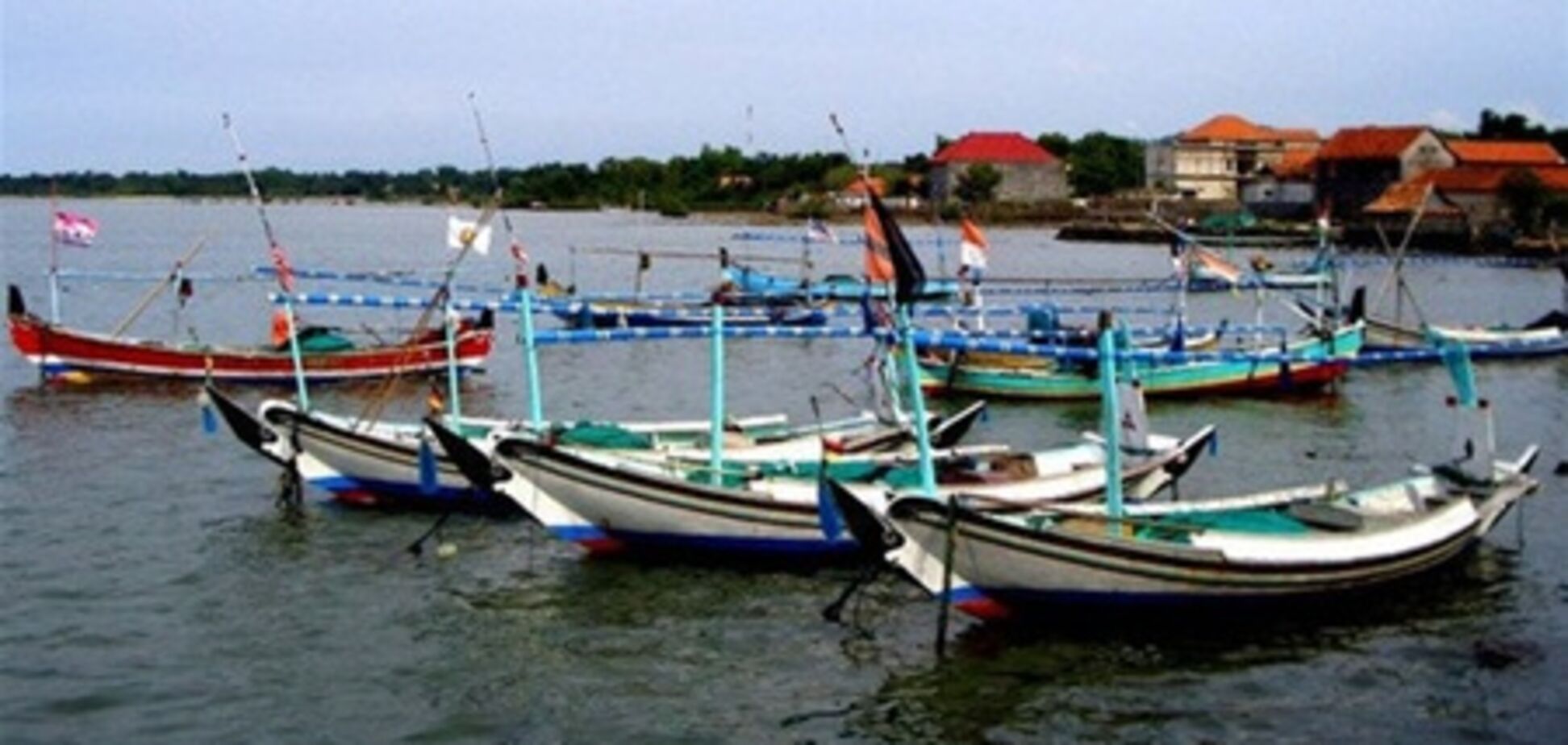 В Индонезии затонуло прогулочное судно