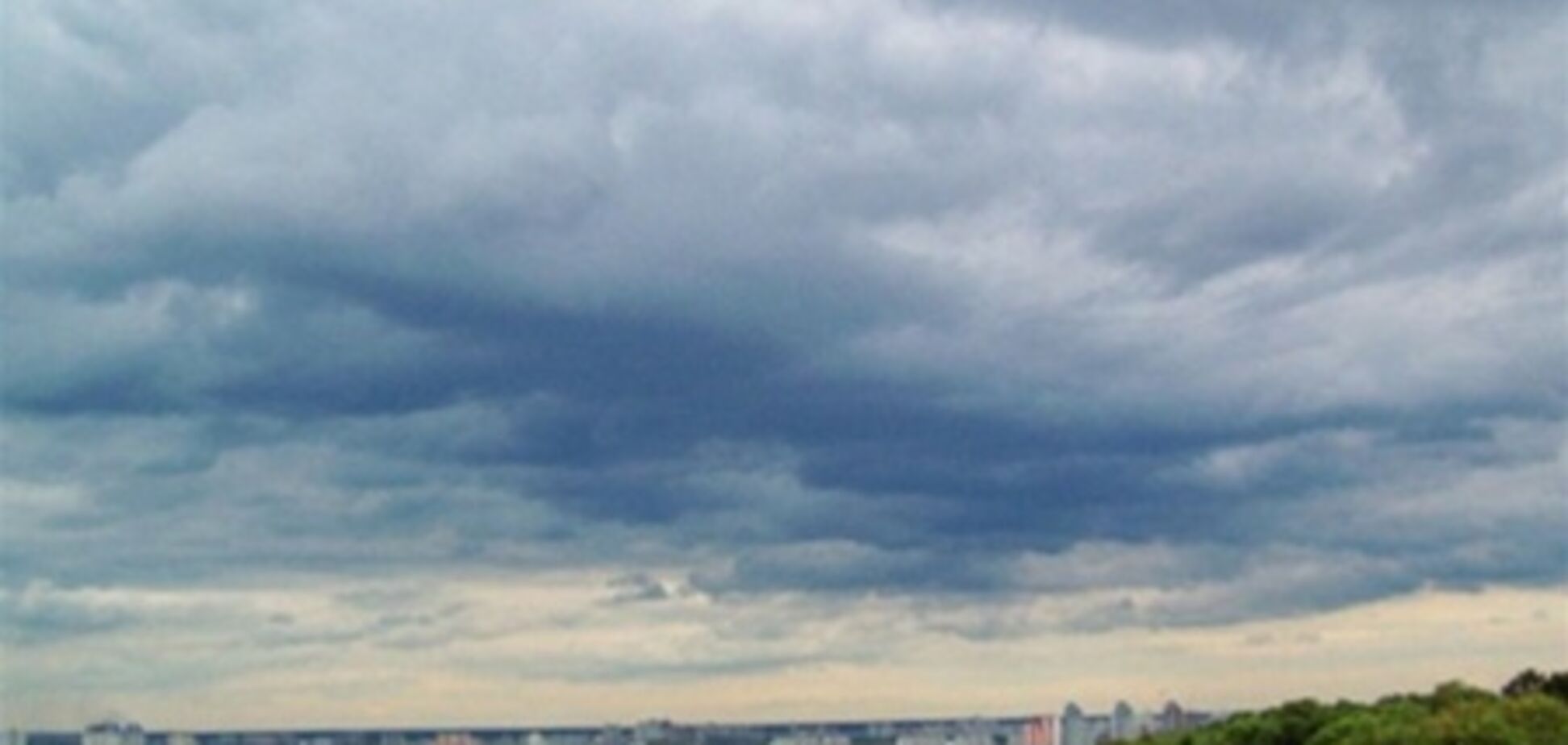 Облака затянут небо над Киевом