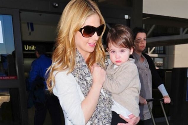 Геллар приучает дочь к овощам