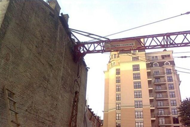 В центре Киева на дом рухнул строительный кран. Видео