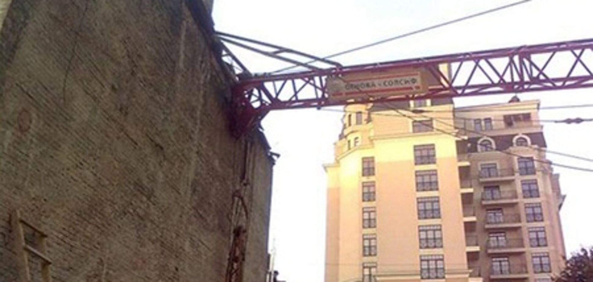 В центре Киева на дом рухнул строительный кран. Видео