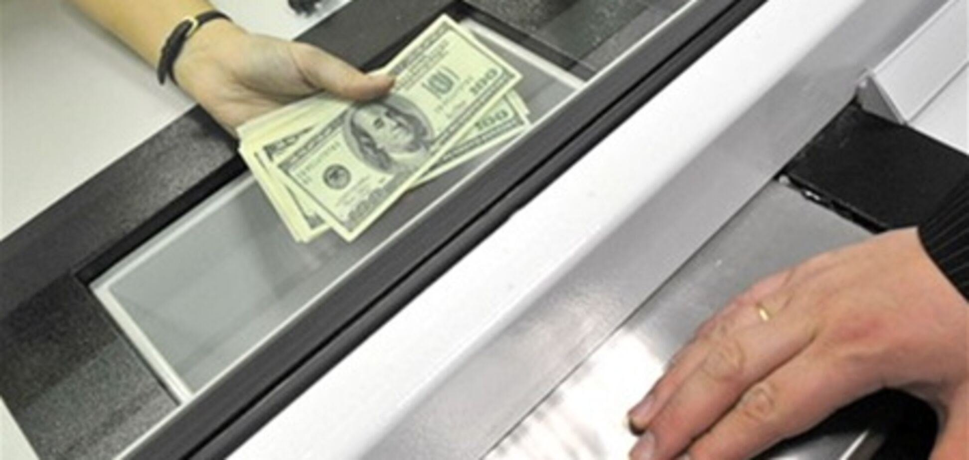 НБУ дозволить купувати 1000 доларів без паспорта - ЗМІ