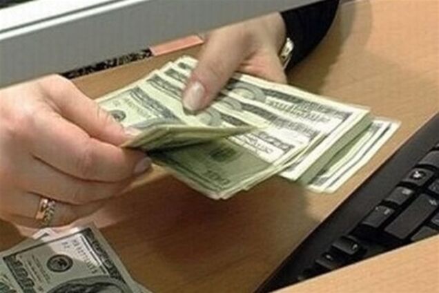 Азаров: в Україні потрібно обмежити обіг долара
