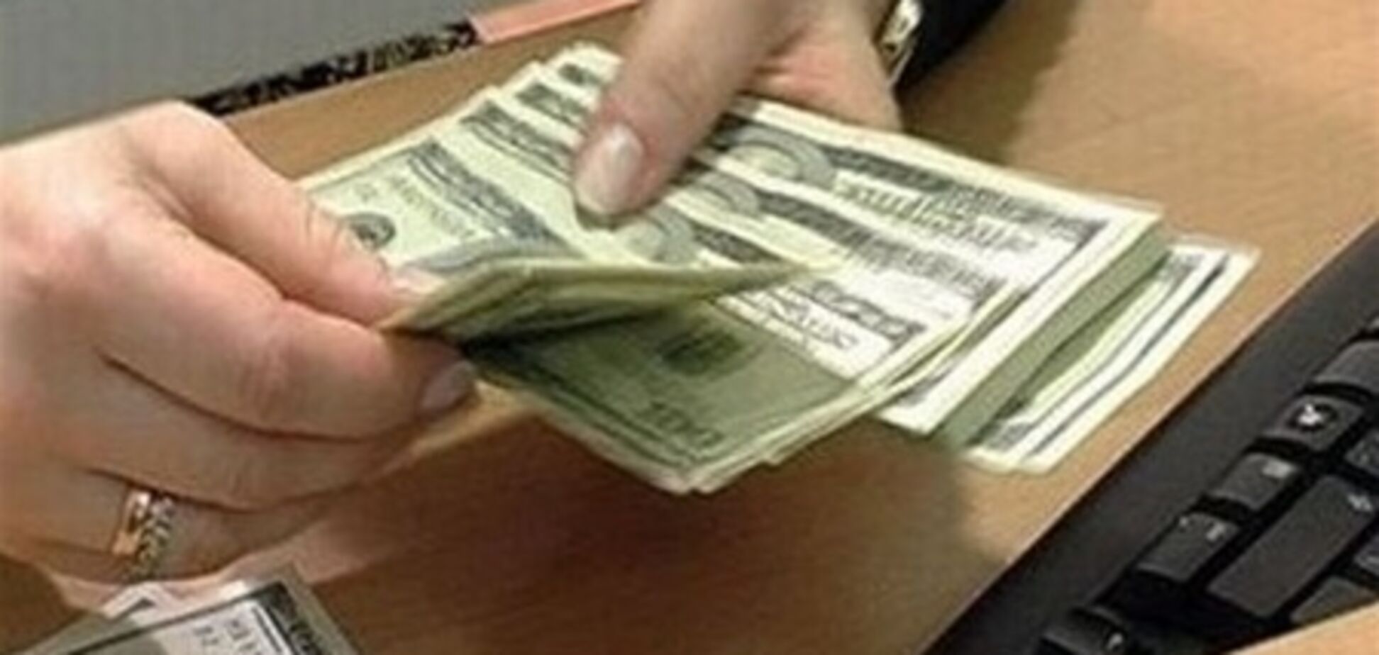 Азаров: в Україні потрібно обмежити обіг долара