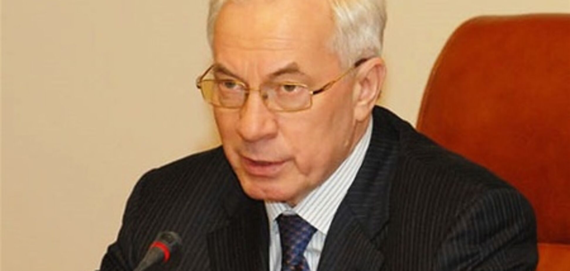 Азаров: на ринку праці в Україні є надлишок деяких професій і недостача інших