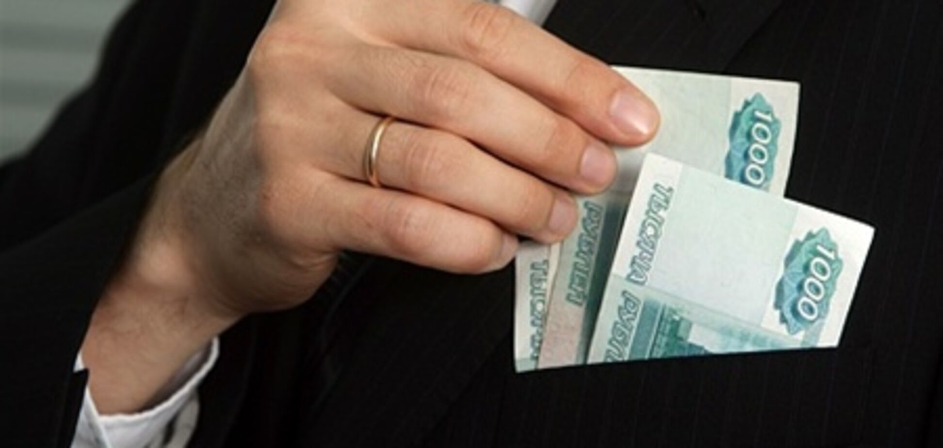 Чиновник після трьох місяців роботи попався на підкупі