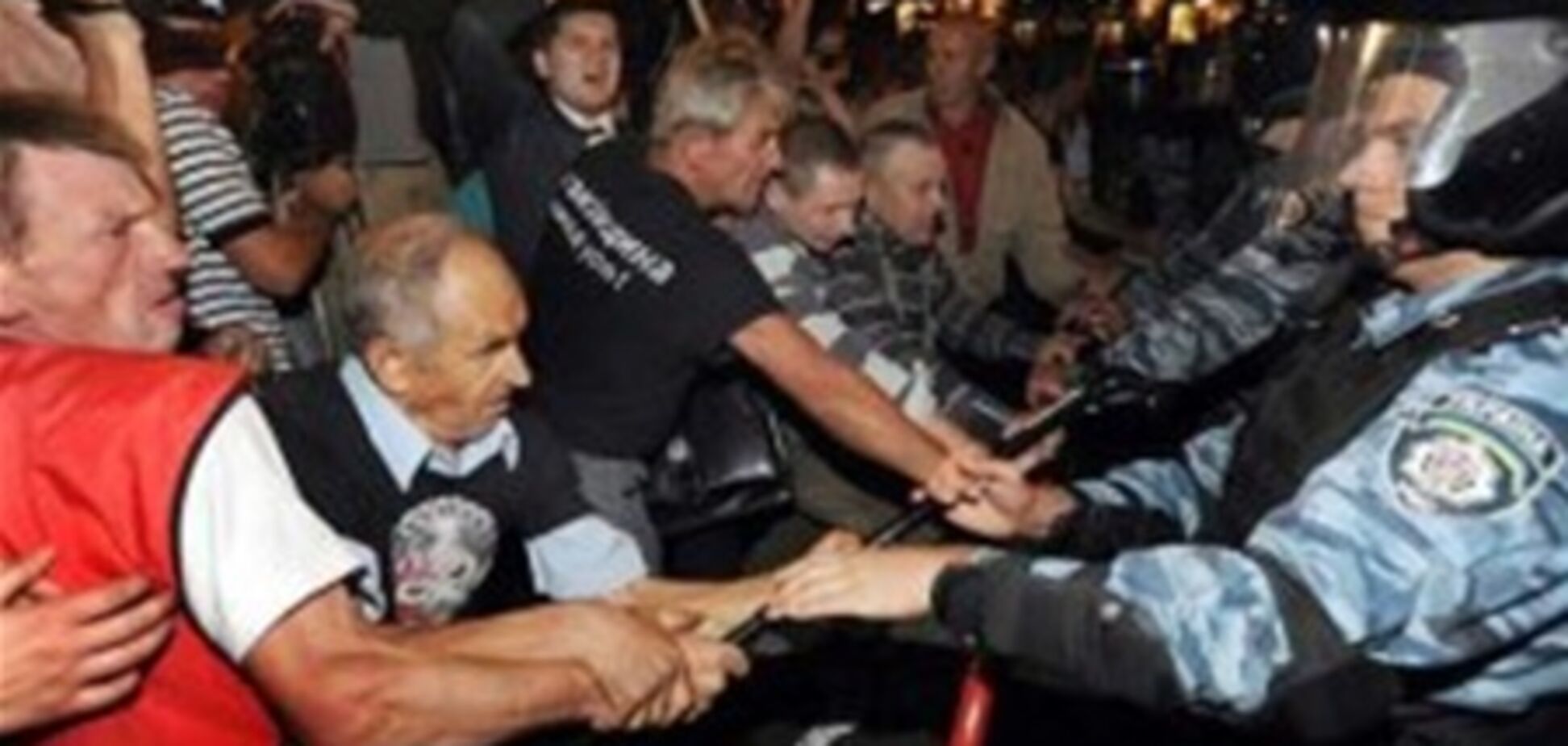 Слезоточивый газ и дубинки против фанов Тимошенко применяли правомерно - МВД