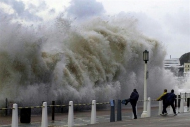 Мощный тайфун в Японии парализовал авиасообщение