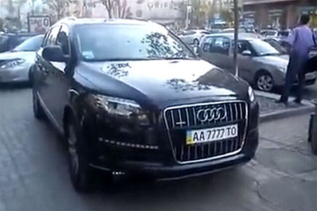 Турчинов ездит на митинги на шикарной машине