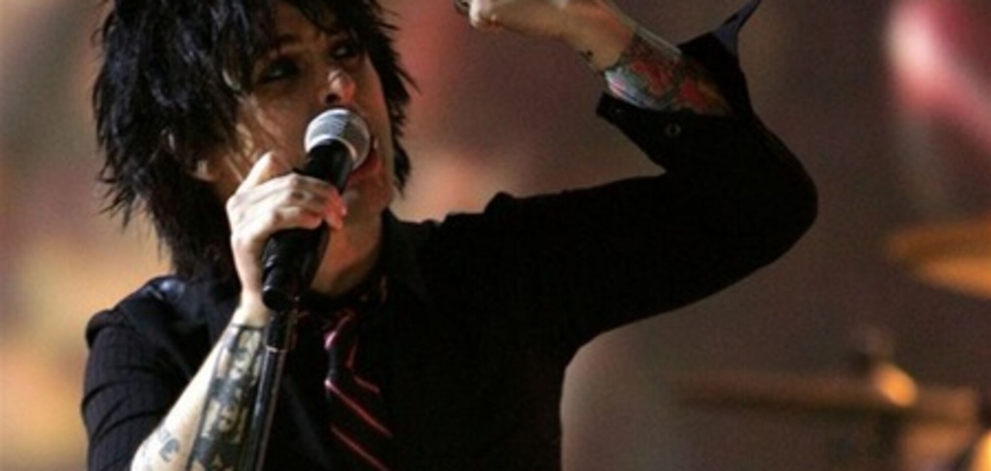 Солиста известной группы высадили из самолета за спущенные брюки