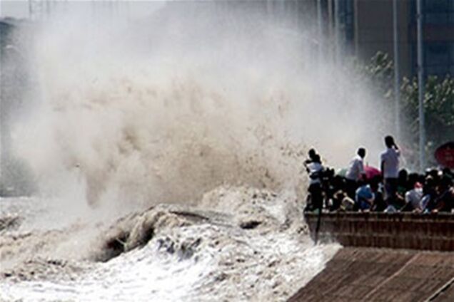 Потужний тайфун 'Талас' продовжує збирати жертви: загинули 15 людей