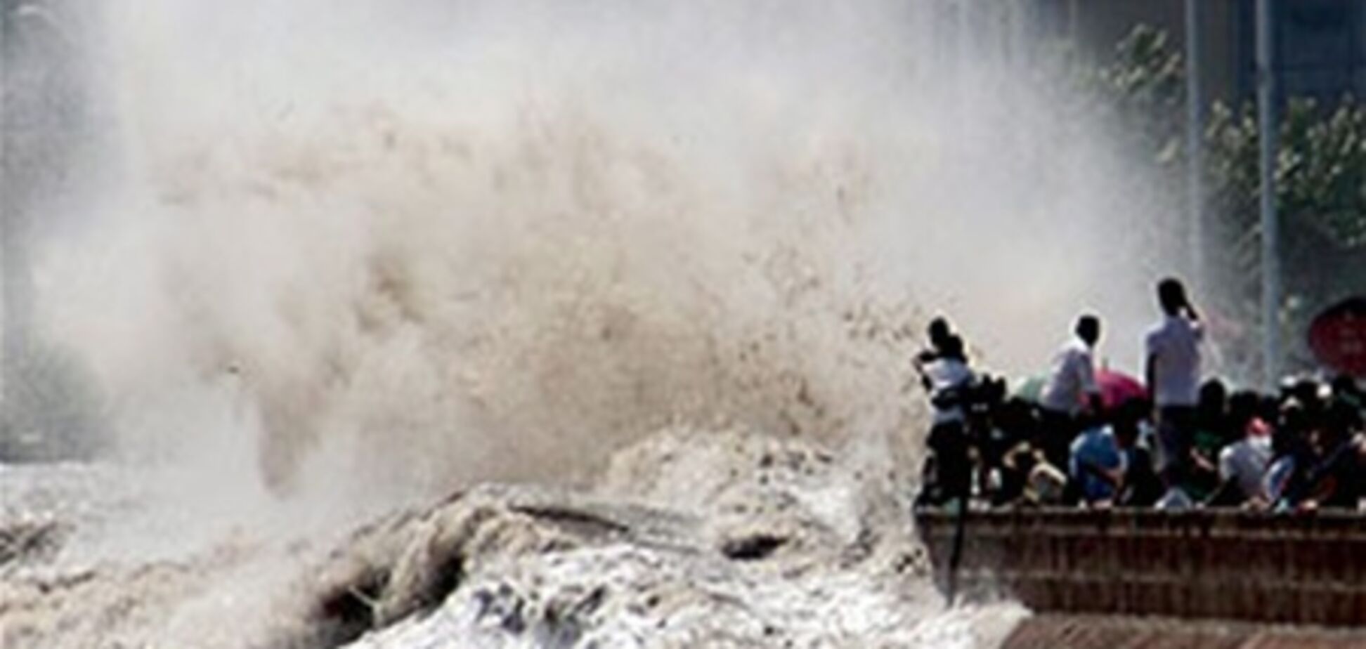 Мощный тайфун 'Талас' продолжает собирать жертвы: погибли 15 человек