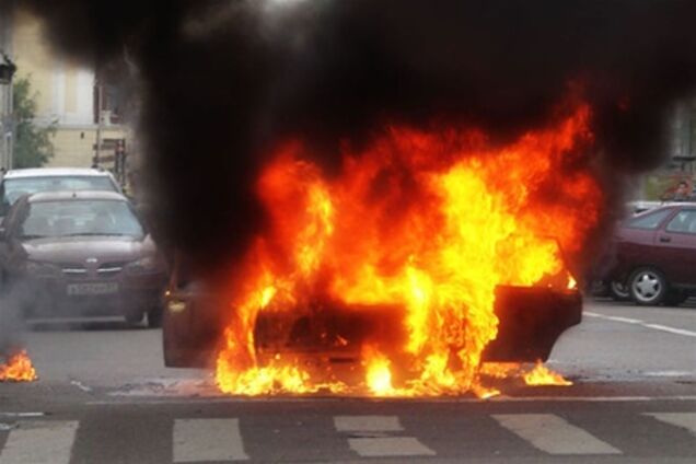 В Одессе иномарка сгорела дотла посреди дороги
