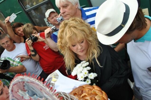 Пугачеву в Крыму встретили барабанной дробью и на ходулях