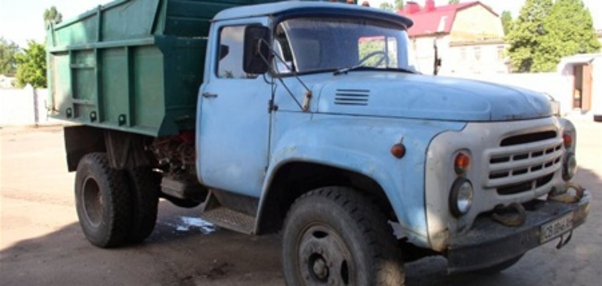 В Евпатории на территории школы грузовик задавил мужчину