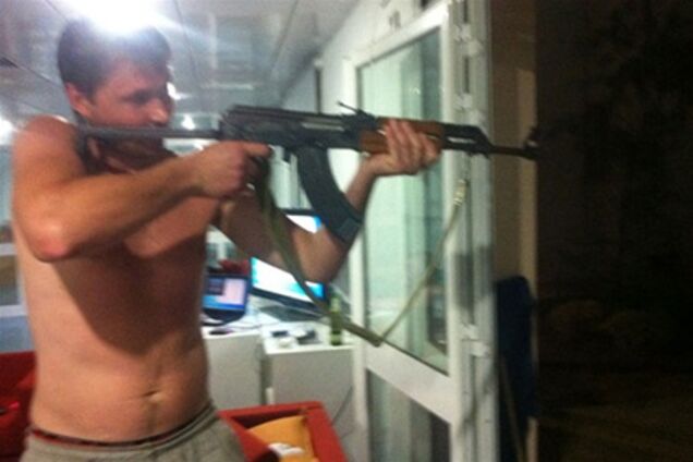 В ливийском плену оказался украинец – любитель автоматов и винтовок. Фото