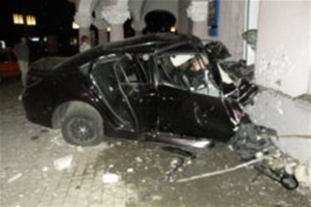 20-летний водитель Mazda-6 погиб, врезавшись в стену банка
