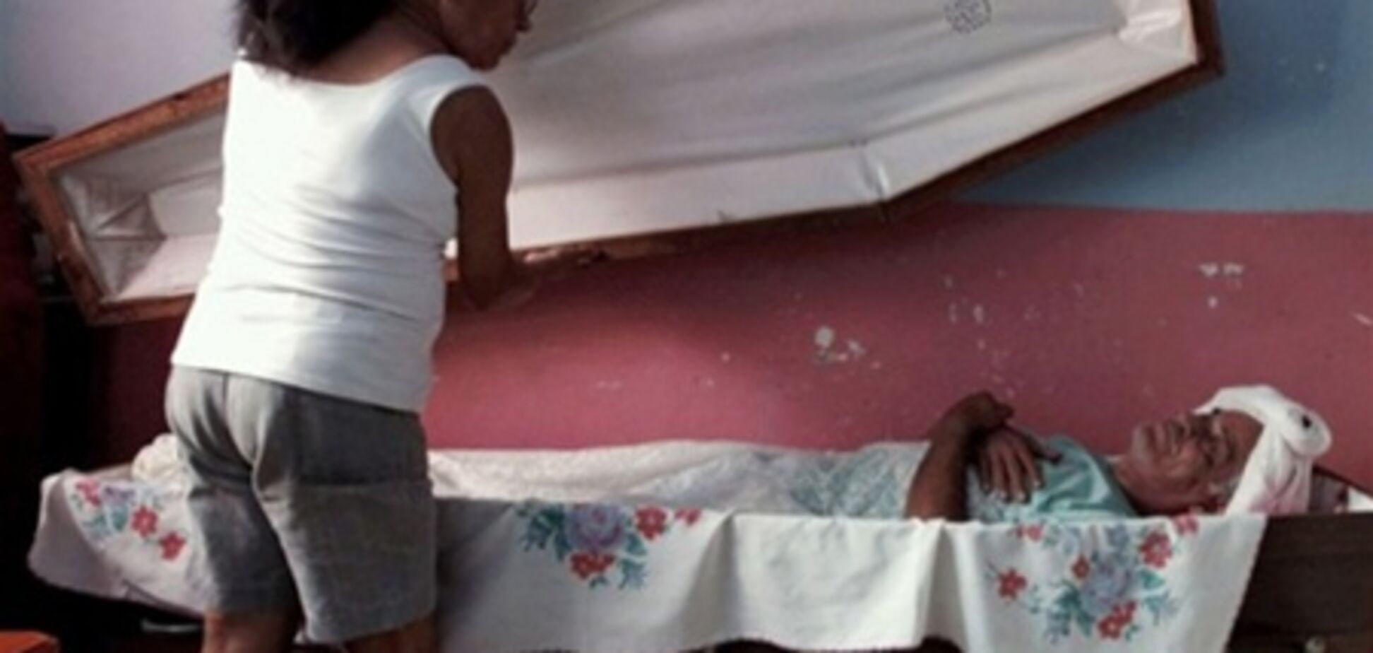 Пожилой бразилец 23 года спит в гробу