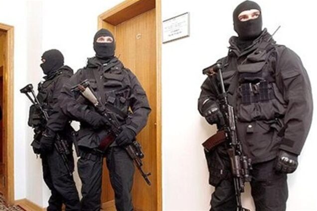 Силовики в масках захватили офис 'Эпицентра'