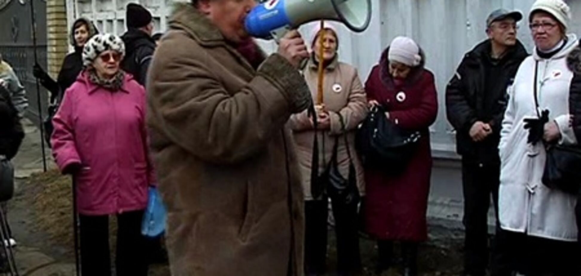 Прихильники Тимошенко зустрічали Новий рік під колонією - з шампанським і гімном