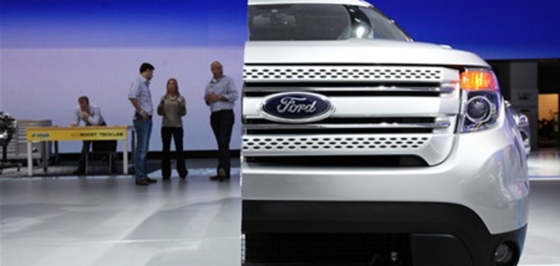 Ford разрезал свои автомобили напополам. Фото