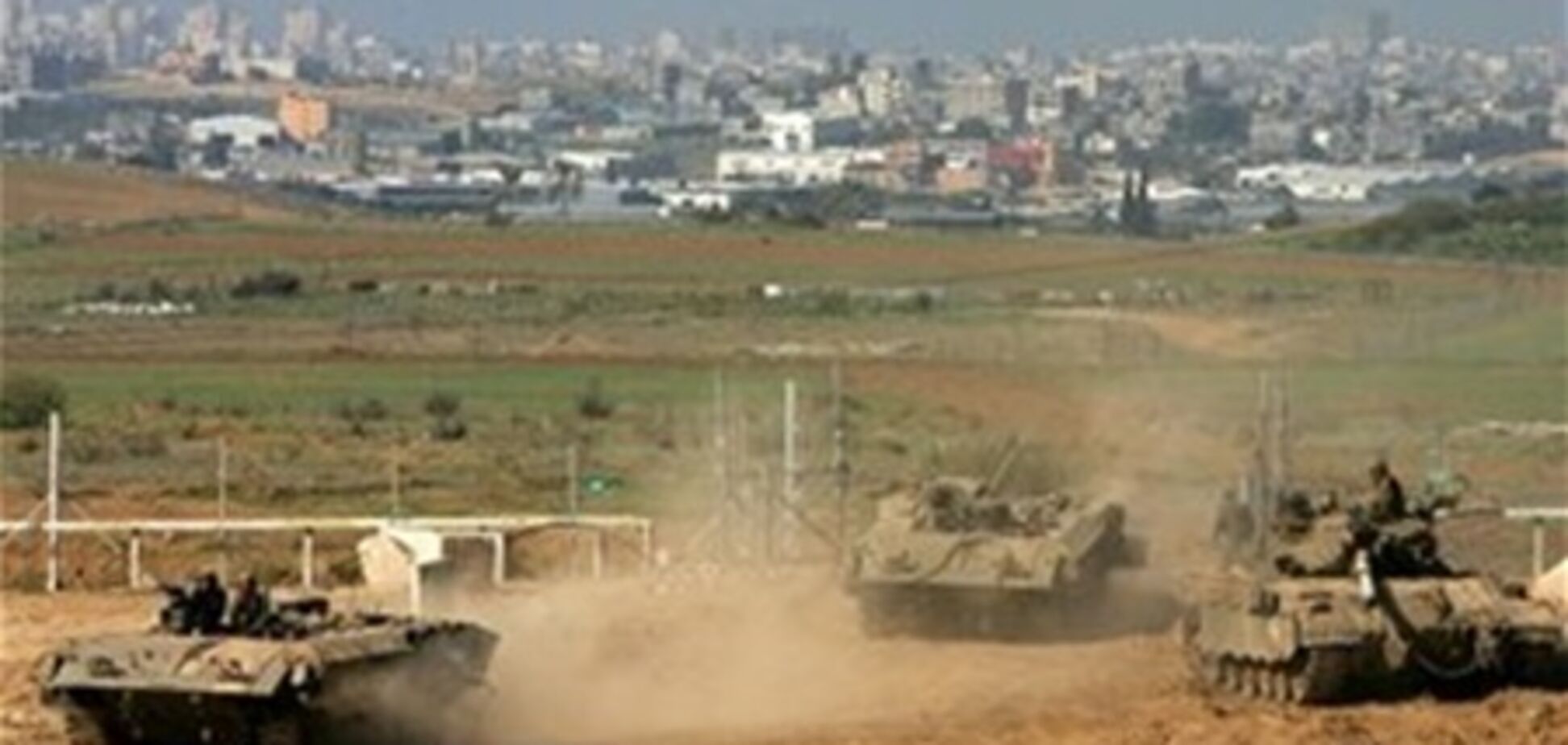 Израильская бронетехника вошла в сектор Газа - очевидцы