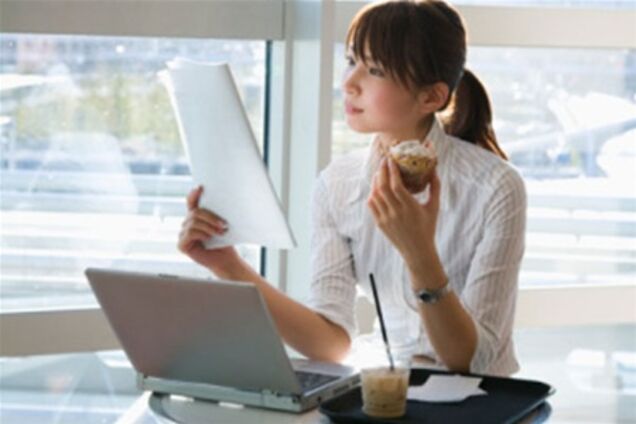 Женщины чаще едят на работе