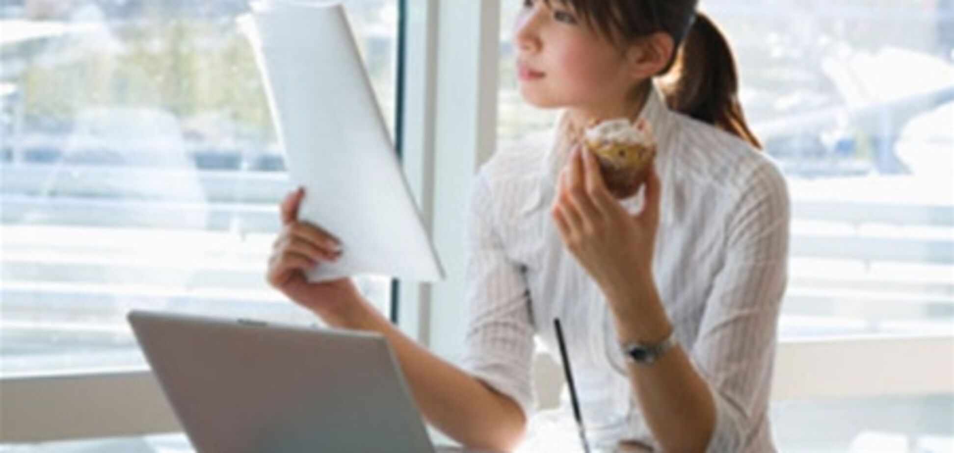 Женщины чаще едят на работе