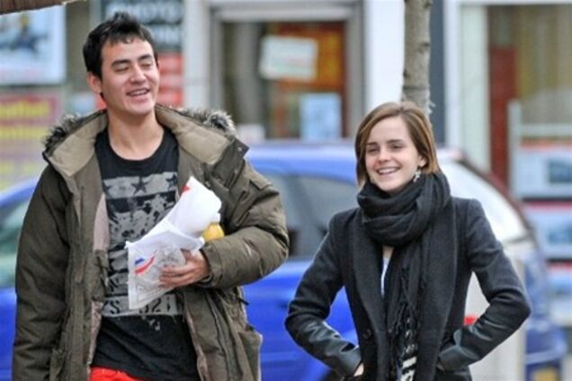 Уотсон гуляет с 'Попандопуло'. Фото