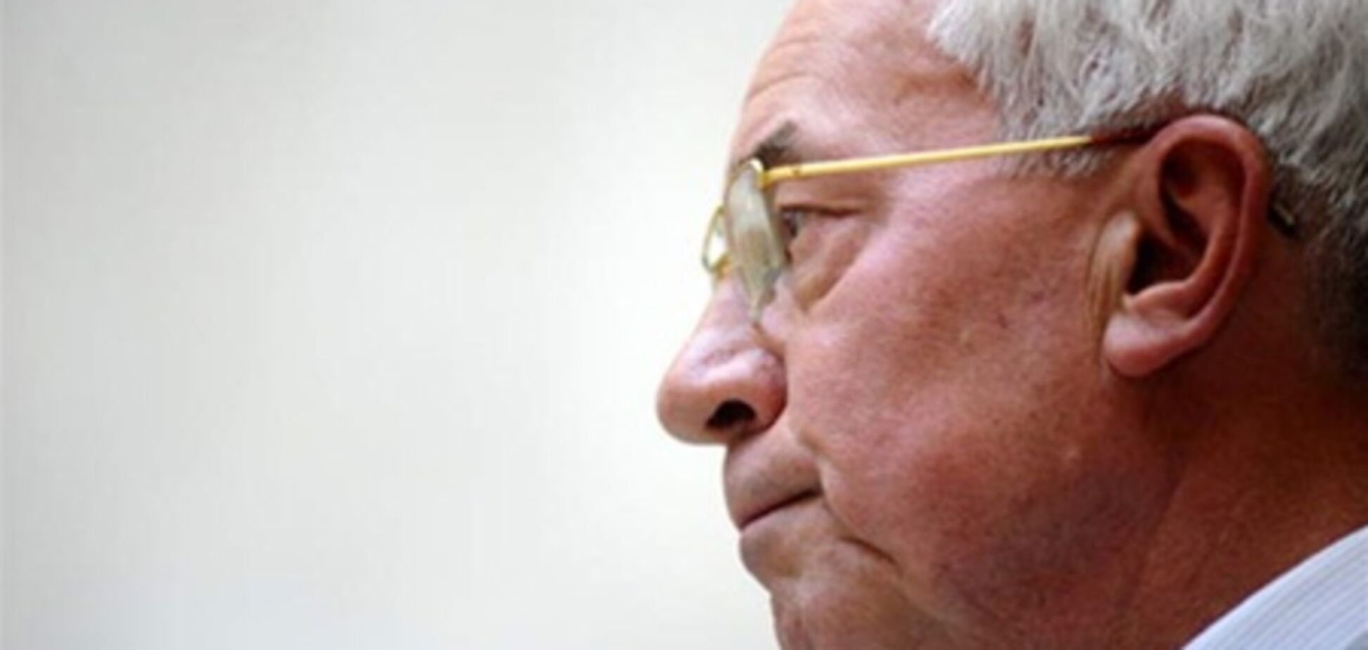 Азаров получил сотни писем с просьбами о трудоустройстве