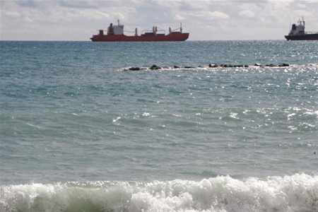 Влада Кіпру відпустили судно з російським зброєю