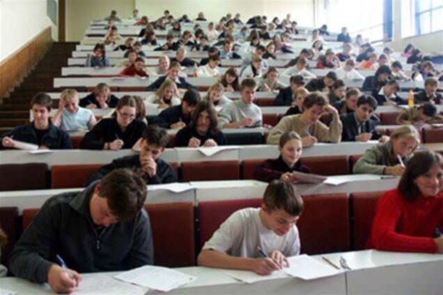 Чиновников заставят сдавать экзамены, но их зарплата увеличится вдвое