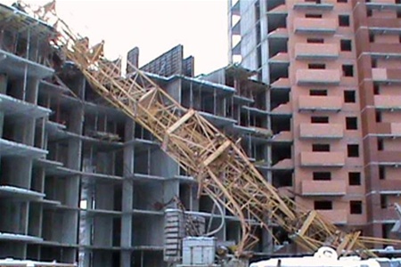 На стройплощадке в подмосковье упали два башенных крана